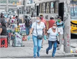  ?? MIGUEL CANALES / EXPRESO ?? Situación. Hasta ayer, aún en rojo, la ciudad se paralizaba a las 14:00. Desde hoy, el toque es a las 18:00.