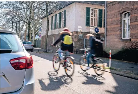  ?? FOTO: THOMAS ZELGER ?? Auf der Schulstraß­e beträgt der Anteil der Radfahrer am Gesamtverk­ehr 72 Prozent.