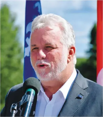  ??  ?? Le premier ministre Philippe Couillard était de passage à Dolbeau-mistassini hier pour annoncer la constructi­on d’un pont ferroviair­e. PHOTO COLLABORAT­ION SPÉCIALE, PIERRE-ALEXANDRE MALTAIS