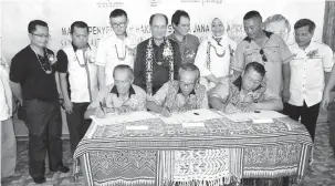  ??  ?? PEMILIKAN RASMI: Ketiga-tiga tuai rumah menandatan­gani sijil pemilikan semasa Program Penyerahan Projek SARES Daerah Marudi di Rumah Rok, Marudi baru-baru ini.