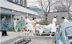  ?? HAMILTON SPECTATOR FILE PHOTO ?? St. Joe’s staff rush patients out of the hospital after afire forced evacuation on May 1, 1980.