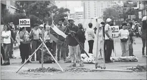  ??  ?? Capriles heeft de Venezolane­n gisteren opgeroepen om een mega protest te houden. (Foto: NU.nl)