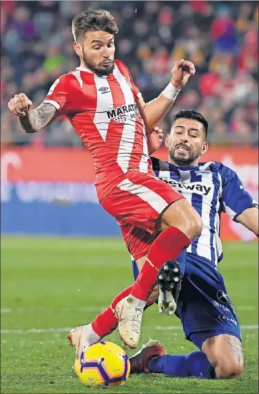  ??  ?? POLÉMICA. Maripán rozó primero el balón y después derribó a Portu dentro del área en el Girona-Alavés.