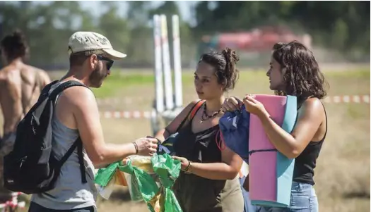  ?? [VALENTIN CAMPAGNIE] ?? Le pôle Eco Sun Ska s’occupe de la gestion des déchets et distribue notamment des sacs-poubelle pour le tri sélectif.