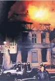  ??  ?? Am 29. Mai 1993 schlagen Flammen aus dem Haus der Familie Genç.
