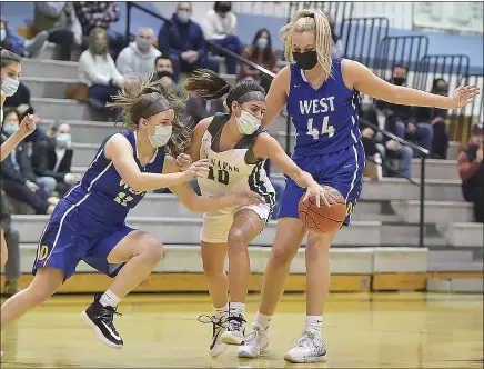  ?? PETE BANNAN — MEDIANEWS GROUP ?? Bishop Shanahan’s Caydence Oswald (10) reaches in to steal the ball as Downingtow­n West’s Jenna Young (11) and Shayla Johnson (44) defend. Shanahan came from behind to win, 34-31.