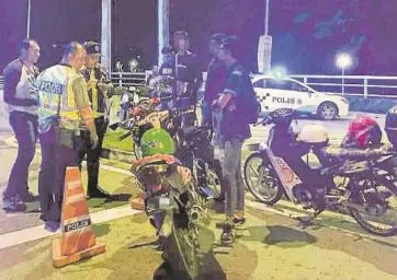  ??  ?? SEBAHAGIAN penunggang motosikal yang ditahan dalam Op Mabuk di Jalan Coastal, semalam.