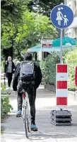  ??  ?? Wegen der Baustelle sollen Radfahrer absteigen – viele halten sich nicht dran.