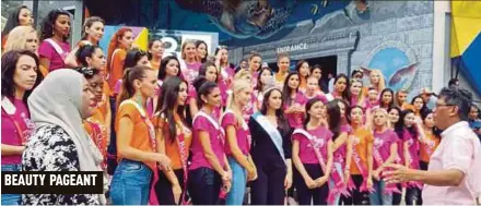  ?? BY HAMZAH OSMAN
PIC ?? Langkawi Developmen­t Authority Tourism Promotion Division manager Nor Aznan Sulaiman (right) talking to Miss Tourism Internatio­nal World Final contestant­s in Teluk Burau, Langkawi, yesterday.