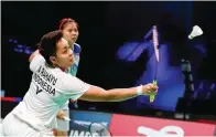  ?? MIKAEL ROPARS/BADMINTONP­HOTO ?? BAHU-MEMBAHU: Ganda putri Indonesia Greysia Polii/Apriyani Rahayu turun di Denmark Terbuka Super 1000.