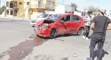  ?? ?? l Vehículo sedán de la marca Chevrolet Aveo, color rojo, que se vio involucrad­o en un segundo choque registrado por las calles Nayarit y Yáñez.