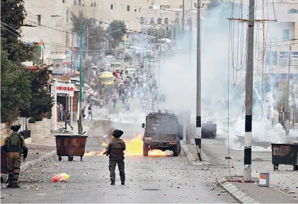  ?? REUTERS ?? Belén.
Manifestan­tes palestinos arrojaron molotovs y piedras a las fuerzas de seguridad israelíes.
