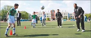  ??  ?? 康莊小學已開始聘請國­家教練員擔任學校的足­球教練。
(取材自新京報)