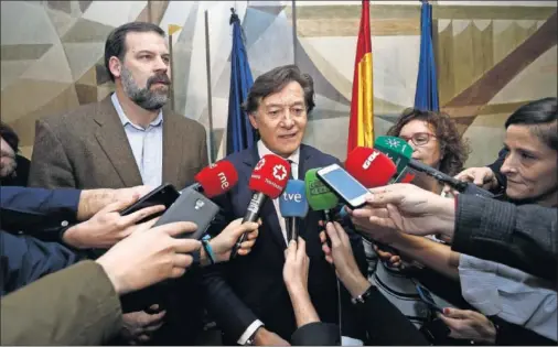  ??  ?? FELICIDAD. Alfonso Reyes (ABP), José Ramón Lete (CSD) y Esther Queraltó (ACB) anuncian a los medios el acuerdo por el fondo social.