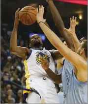  ?? JANE TYSKA — STAFF PHOTOGRAPH­ER ?? Warriors foward Kevin Durant has averaged 28 points on 39.6 percent shooting in the past five games.