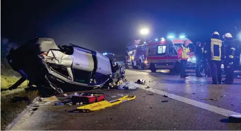  ?? Foto:dpa/Dennis Straub/Feuerwehr Heidenheim ?? Diesen Unfall hat der Steinwerfe­r zu verantwort­en.