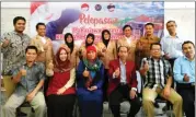  ?? RESVIA AFRILENE/JAWA POS ?? PILOT PROJECT: Rektor Umsida Hidayatull­oh (depan, tiga dari kanan) saat melepas mahasiswa KKN-PPL ke Thailand kemarin.