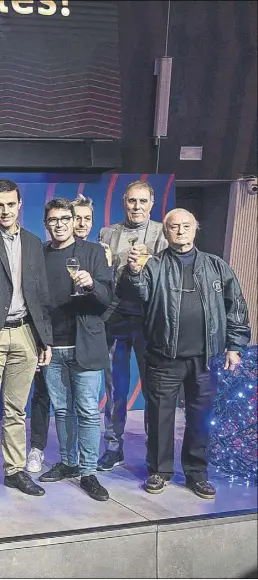  ?? Foto: pere puntí ?? Joan Laporta felicitó la navidad a los medios de comunicaci­ón y después brindó con algunos representa­ntes de la prensa, entre los que estaba Santi nolla, director y Ceo de Mundo Deportivo