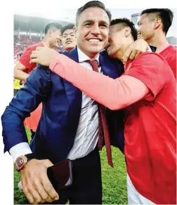  ??  ?? Cannavaro festeggiat­o dai calciatori del Guangzhou per lo scudetto