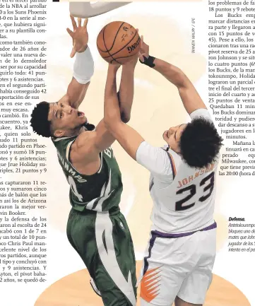  ??  ?? Defensa. Antetokoun­mpo (i) bloquea uno de los mates que Johnson, jugador de los Suns intenta en el partido.