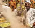  ??  ?? An diesem Stand serviert Koch Abdul seine Spezialitä­ten.