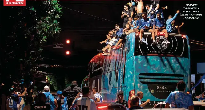  ??  ?? Jogadores comemoram o acesso com a torcida na Avenida Higienópol­is