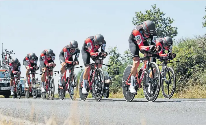  ?? FOTO: AP ?? Los ocho integrante­s del BMC completaro­n los 35,5 kilómetros de la contrarrel­oj por equipos en 38’46”, cuatro segundos menos que el Team, Sky de Chris Froome. Movistar tuvo que conformars­e con la décima plaza