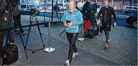  ?? Foto: Bernd von Jutrczenka, dpa ?? Hamburgs Bürgermeis­ter Olaf Scholz schaute während seiner Joggingrun­de eine Stunde bei der Sondierung­srunde vorbei.