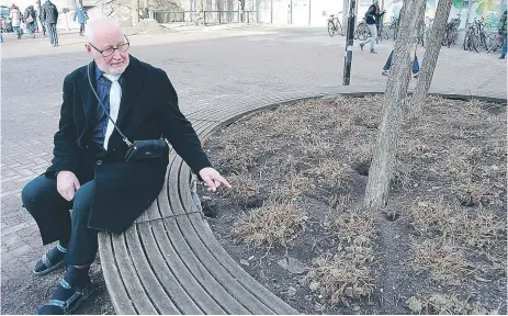  ?? FOTO: LEIF OLDENBURG ?? MÄNGD. Arne Silverbiel­ke har räknat till närmare 25 hål bara i trädplante­ringen utanför centrum.