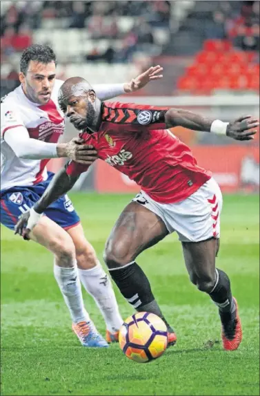  ??  ?? LUCHADO. Nàstic y Huesca fueron incapaces de superar a la defensa rival.