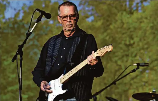  ?? Samir Hussein/Getty Images ?? O guitarrist­a Eric Clapton, 73, durante show no British Summer Time, no Hyde Park, em Londres, no último domingo (8)