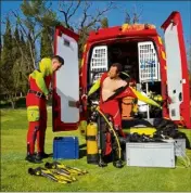  ?? (Photos Eric Ottino et SDIS) ?? Le véhicule a plongé dans l’étang après avoir parcouru plusieurs dizaines de mètres sur les terrains de golf.
Les pompiers plongeurs sont intervenus pour sonder l’étang.