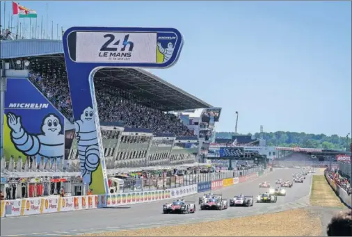  ??  ?? UN ESCENARIO MÍTICO. El circuito de La Sarthe acoge desde 1923 las 24 Horas de Le Mans. En la fotografía, la salida de la edición de 2017.