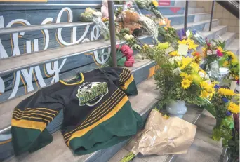  ??  ?? Les gens ont déposé des fleurs et des souvenirs de l’équipe devant l’aréna local. – La Presse canadienne: Liam Richards