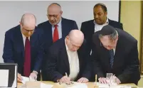  ?? (Mark Neyman/GPO) ?? WORLD JEWISH Restitutio­n Organizati­on co-chairs Avraham Biderman (front right to left) and Natan Sharansky sign a declaratio­n of intent for the restitutio­n of Holocaust-era assets at the President’s Residence yesterday.