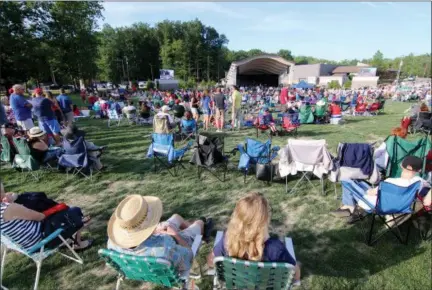  ?? JONATHAN TRESSLER — THE NEWS-HERALD ?? The scene at the new Mentor amphitheat­er July 4, 2017 before Soul Asylum played.