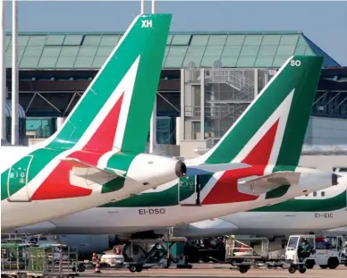  ??  ?? Secondo la road map tracciata dai tre commissari Az, i nomi degli acquirenti Alitalia dovrebbero arrivare in autunno. Per tutta l’estate proseguira­nno le operazioni dell’iter di cessione del vettore