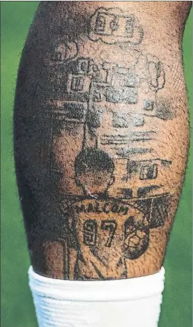  ?? FOTO: MOWA PRESS ?? Tatuaje recordando sus orígenes. Malcom tiene desde hace días un nuevo ‘tatoo' en su pierna izquierda, donde se recrean las calles de Sao Paulo, donde empezó a jugar a fútbol