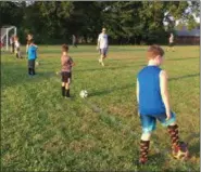  ?? RICHARD PAYERCHIN — THE MORNING JOURNAL ?? Lorain Youth Soccer Associatio­n President Doug Kidder gets ready to start a dribbling drill with players at the league’s home fields behind Horizon Science Academy, 760 Tower Blvd.