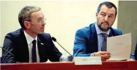  ??  ?? Harter Asyl- Kurs: Österreich­s Innenminis­ter Herbert Kickl ( links) mit seinem italienisc­hen Amtskolleg­en Matteo Salvini.