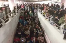  ??  ?? El Metro implementó marcha de seguridad por lluvia, lo que ocasionó el avance lento de los trenes y la saturación en el sistema de transporte.