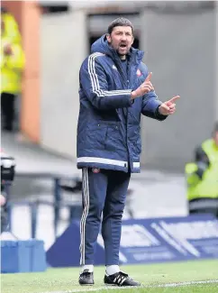  ??  ?? Angry Martin Canning is furious with the goals his side have conceded