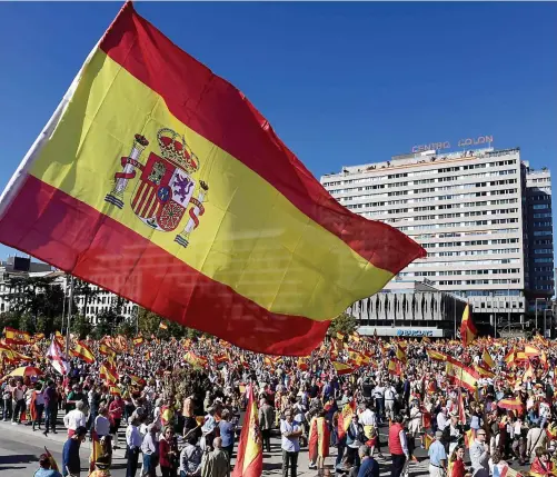  ?? PHOTO AFP ?? Des dizaines de milliers de personnes se sont rassemblée­s partout en Espagne, hier, afin de protester contre l’indépendan­ce de la Catalogne, comme ici sur la place Colon de Madrid où ils étaient nombreux à afficher le drapeau espagnol.