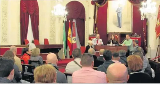  ??  ?? Un momento del acto celebrado ayer en el Salón de Plenos del Ayuntamien­to y que estuvo presidido por la concejala de Fiestas, María Romay.