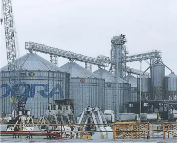  ?? FOTO: EL HERALDO ?? La inversión público-privada más importante es la que se ejecuta en la modernizac­ión de los muelles de graneles y de contenedor­es en Puerto Cortés.