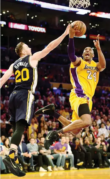  ?? Fotos imago/Icon SMI, AFP/Harry How ?? Am Ende brillierte die »Schwarze Mamba« allein für die Lakers – mit 60 Punkten gegen Utah Jazz.
