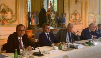  ?? (Photo DR) ?? Renaud Muselier, François Baroin et Dominique Bussereau, entourant Gérard Larcher, ont présenté hier au Sénat leurs propositio­ns pour donner corps à plus de décentrali­sation.