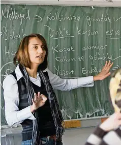  ??  ?? Lehrerin an einer Kölner Gesamtschu­le beim Türkisch-Unterricht.