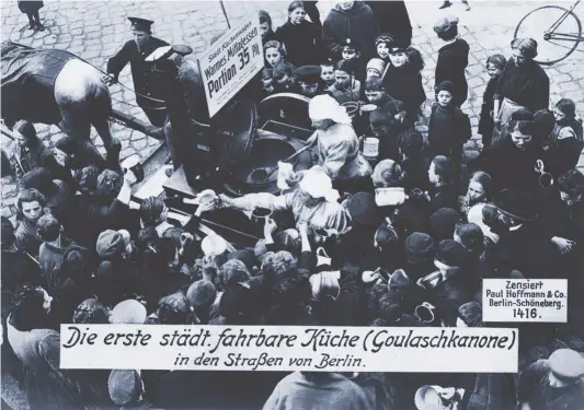  ??  ?? VIRTUD DE LA NECESIDAD.Abajo, una postal fotográfic­a de Paul Hoffmann de una calle de Berlín, donde se muestra la primera cocina móvil durante la Primera Guerra Mundial.