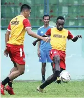  ?? ANGGER BONDA/JAWA POS ?? CEPAT: Winger Arema Riky Kayame menguasai bola dalam latihan di Stadion Gajayana, Malang (11/4).